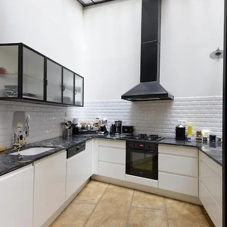 Spacious And Bright In דירה *