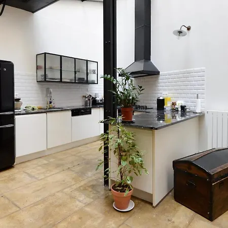 Spacious And Bright In פריז