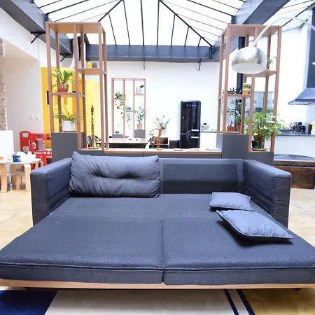 Spacious And Bright In דירה