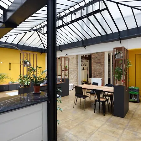 Spacious And Bright In Apartmán