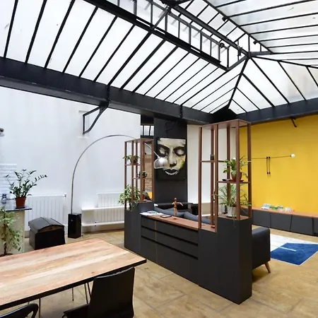 Spacious And Bright In Apartment